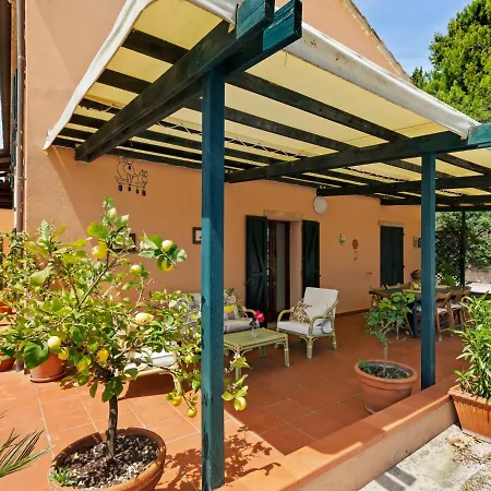 Willa Traditional In Varano With Private Garden *