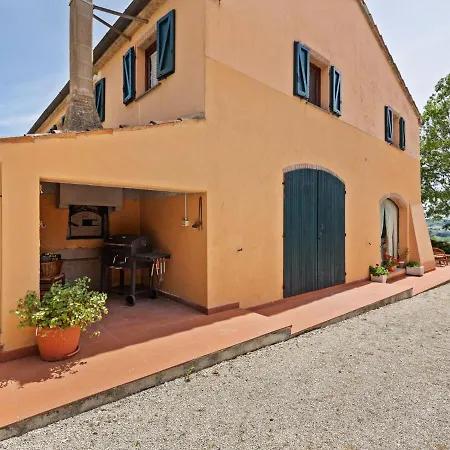Willa Traditional In Varano With Private Garden