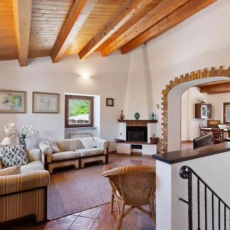 Willa Traditional In Varano With Private Garden *