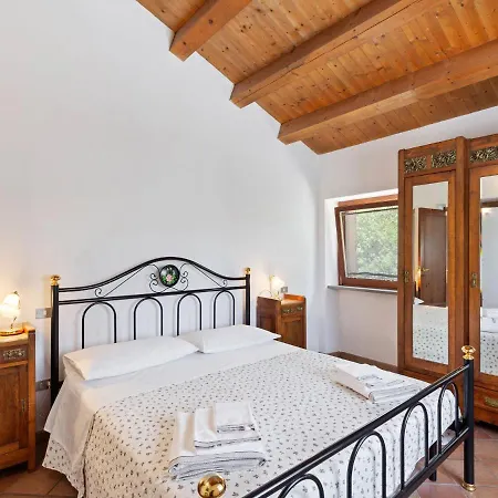 Willa Traditional In Varano With Private Garden *