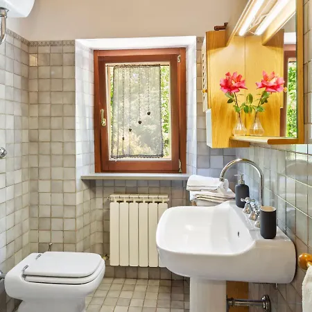 Willa Traditional In Varano With Private Garden