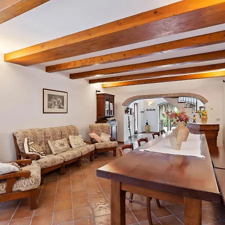 Traditional In Varano With Private Garden *