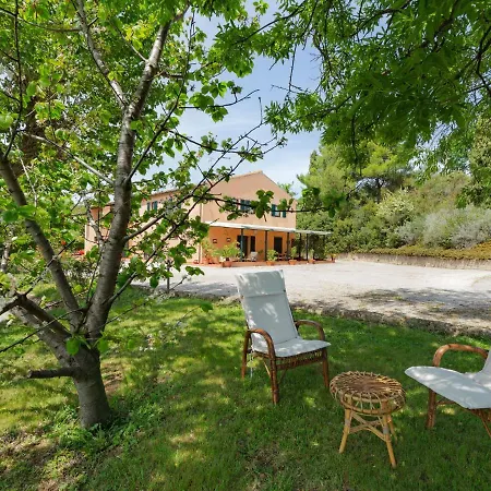Willa Traditional In Varano With Private Garden *