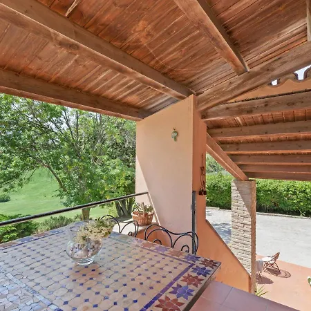 Willa Traditional In Varano With Private Garden