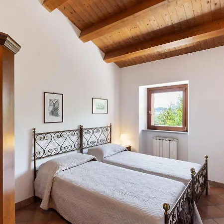 Traditional In Varano With Private Garden