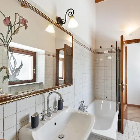 Traditional In Varano With Private Garden