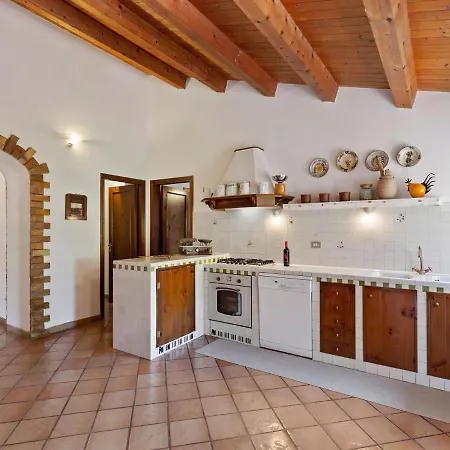 Willa Traditional In Varano With Private Garden