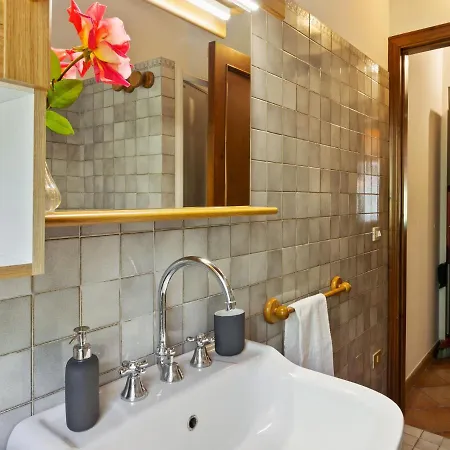 Traditional In Varano With Private Garden Ankona